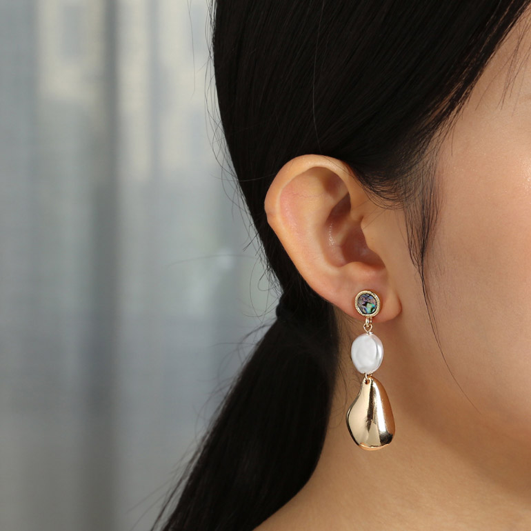 A model showcasing the elegant irregular baroque pearl dangle earrings