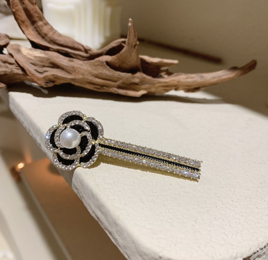Detailed view of the Black Flower Pearl Hair Pin