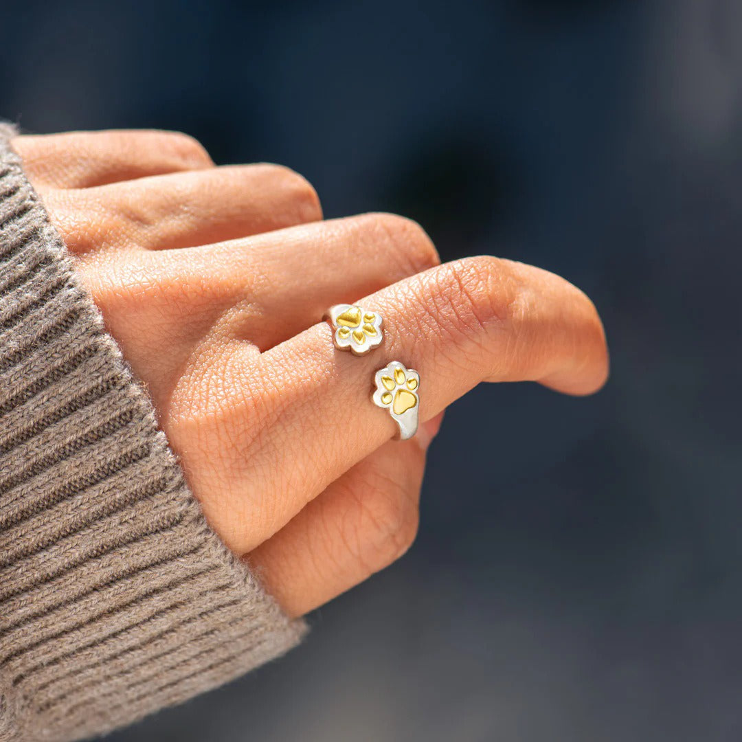 A model wearing the adjustable dog paw ring