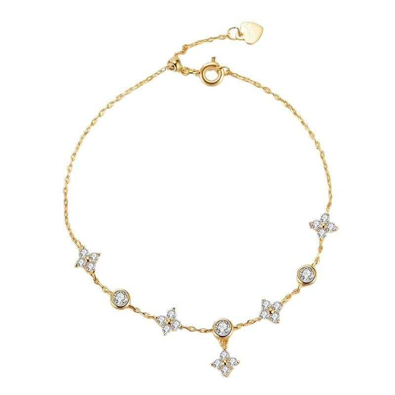 Lifestyle image of the 925 silver four-leaf clover anklet