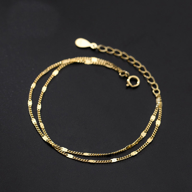 Detailed view of the gold double-layered chain bracelet