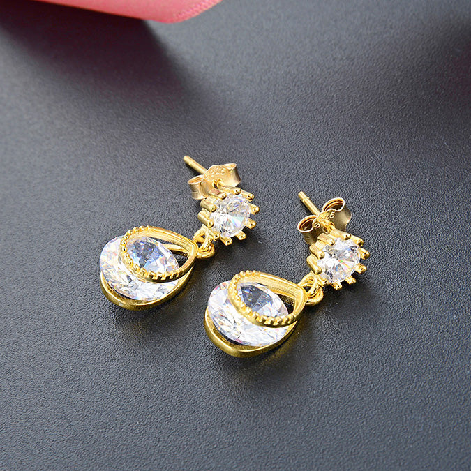 Detailed view of the gold-plated teardrop earrings with zirconia