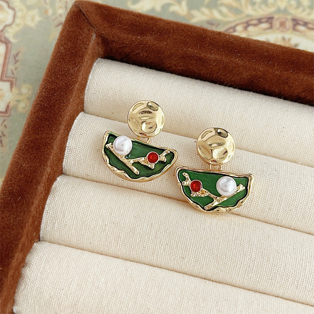 Detailed view of the gold plated enamel earring with pearl and zircon
