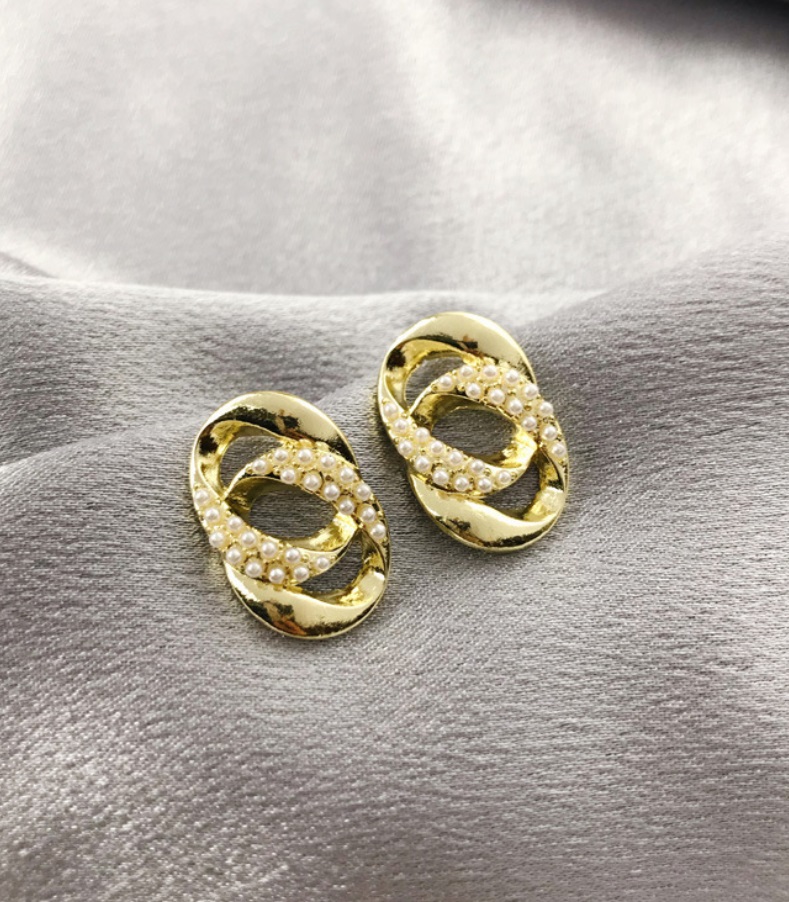 Detailed view of the Cuban Link Pearl Earring's design