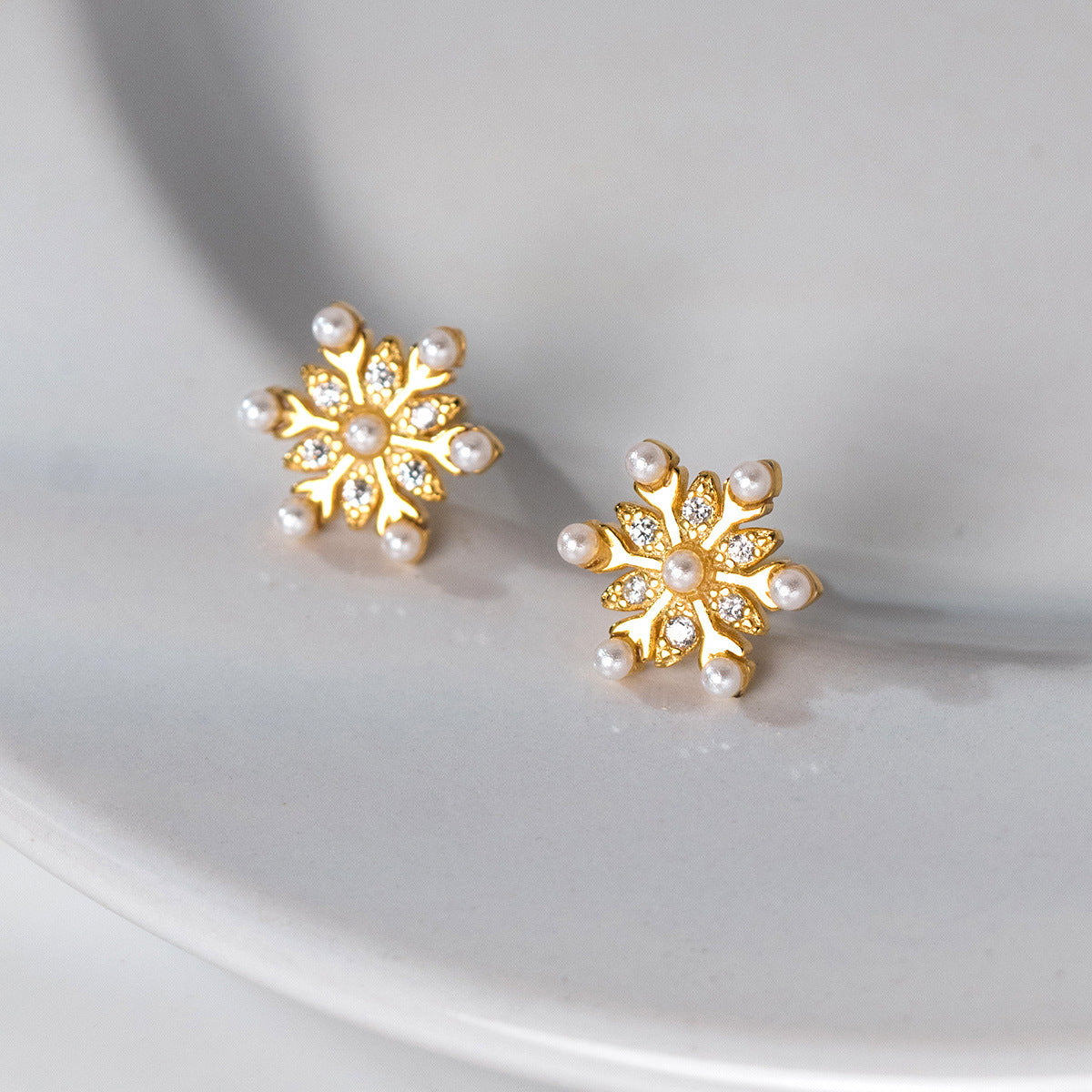 Detailed craftsmanship of the 925 sterling silver snowflake pearl earrings