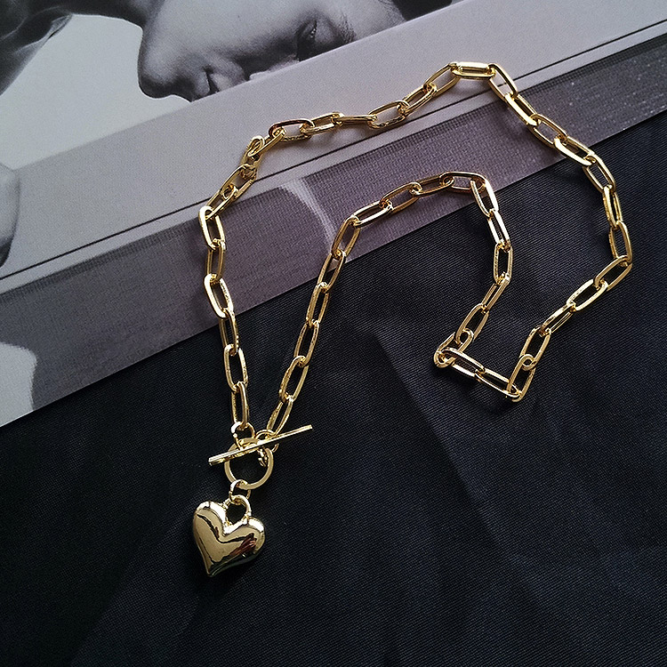 Side view of the chunky heart pendant necklace