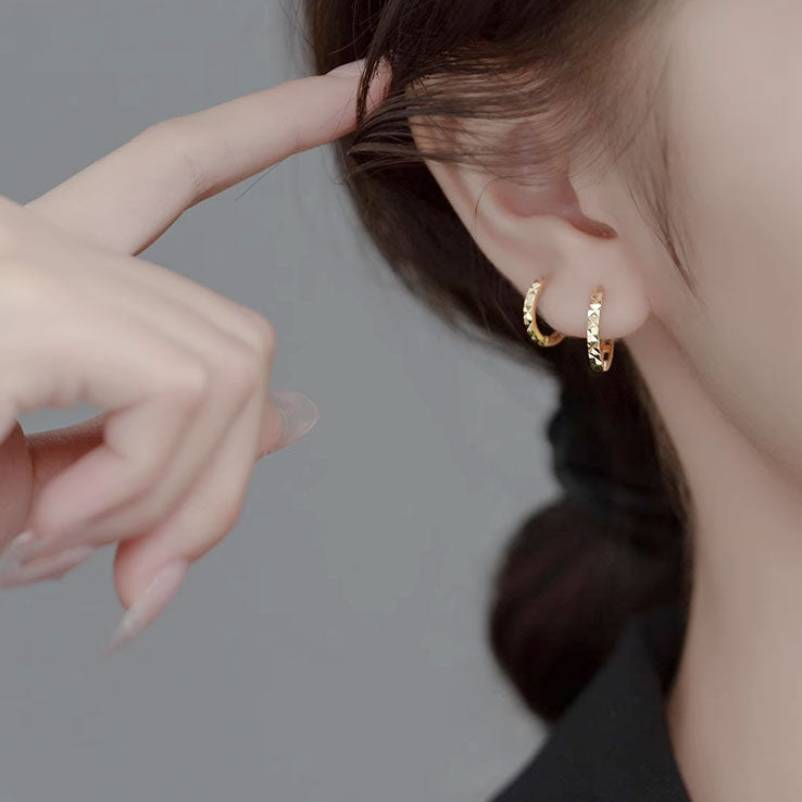 Model wearing the 925 sterling silver gold hoop earrings