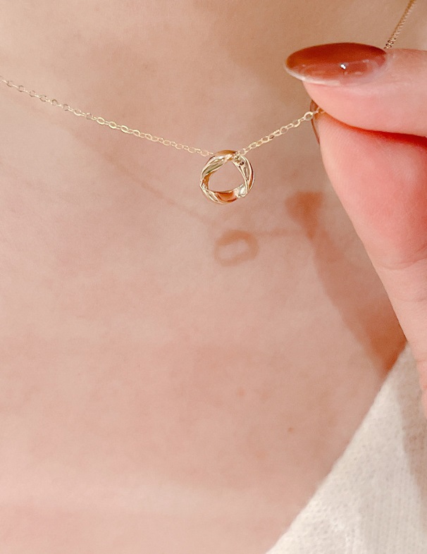 Detailed view of the 925 sterling silver round necklace clasp and pendant