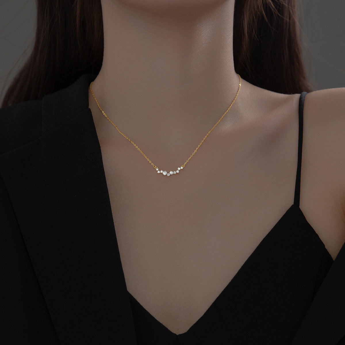 Detailed view of the gold-plated 925 silver smile choker with five CZ stones
