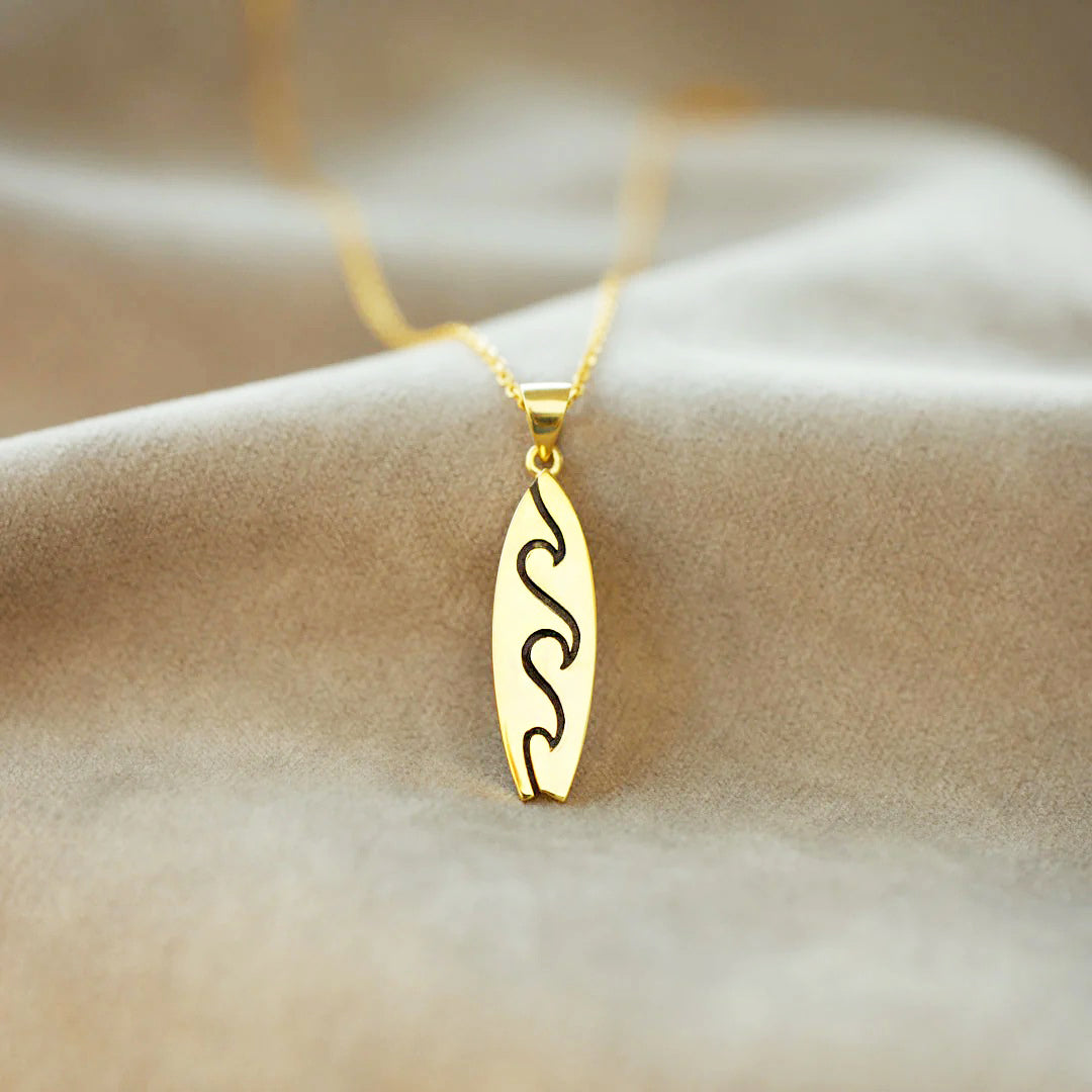 Detailed view of the 925 sterling silver surfboard pendant in gold finish