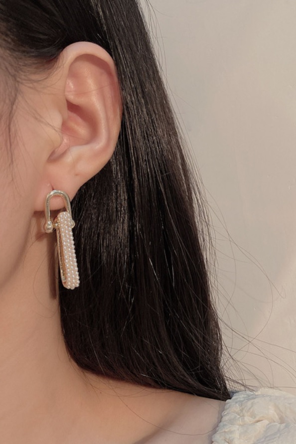 Model showcasing the Pearl Chain Link Drop Earrings