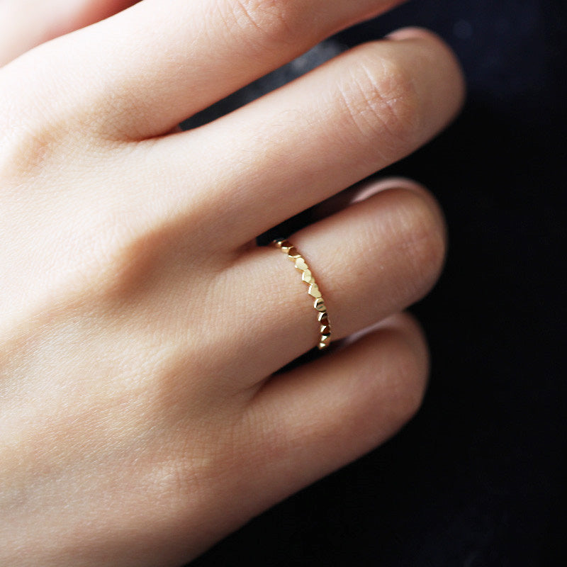 A model wearing the 925 silver heart link band ring to showcase its style.