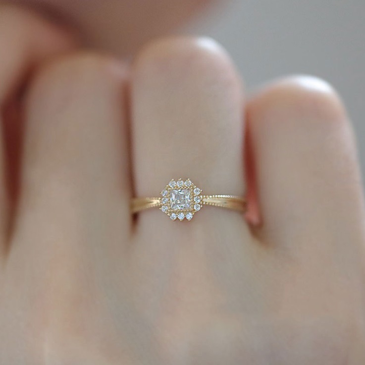 Detailed view of the 925 Sterling Silver Promise Ring's cubic zirconia centerpiece