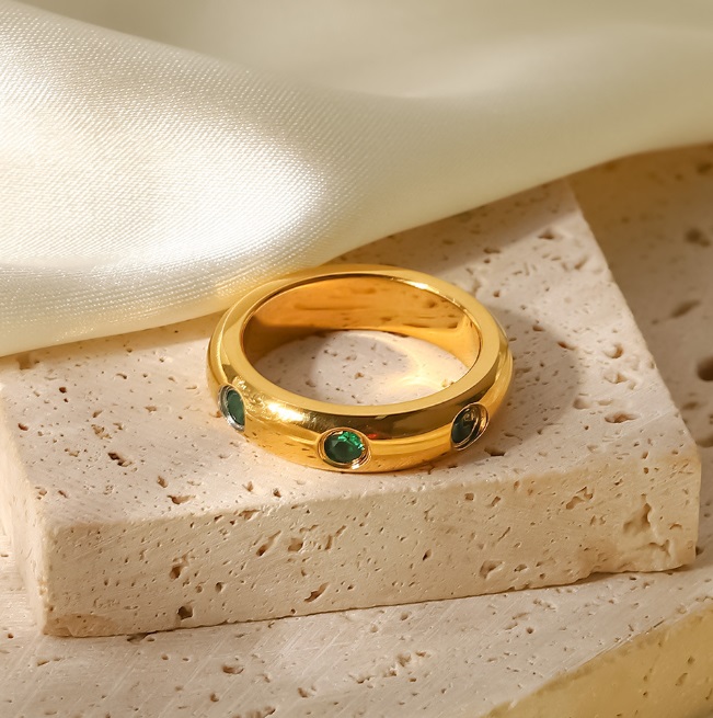 Detailed view of the gold-plated emerald ring JRR-025