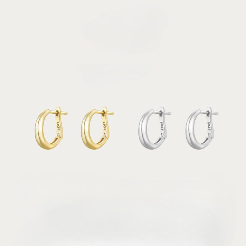 Detailed view of the 18K gold and platinum plated hoop earrings with 925 sterling silver engraving