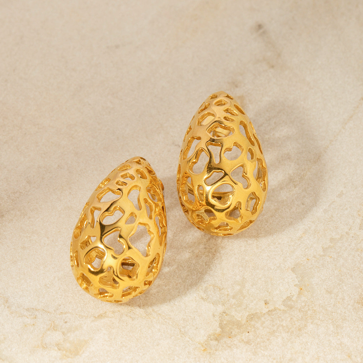 Detailed honeycomb pattern on the gold waterdrop earrings