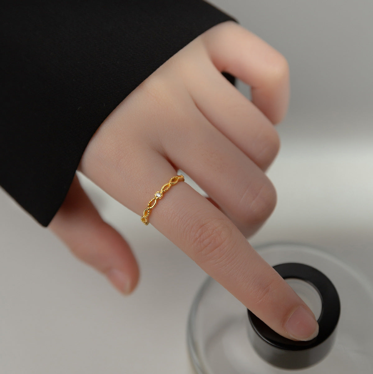 A model's hand wearing the gold-finished 925 silver lace ring with zircon.