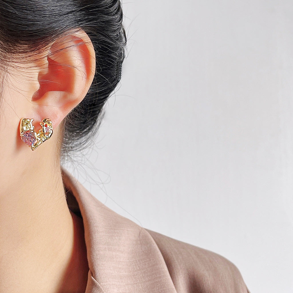 Close-up of the irregular heart design with pink crystal