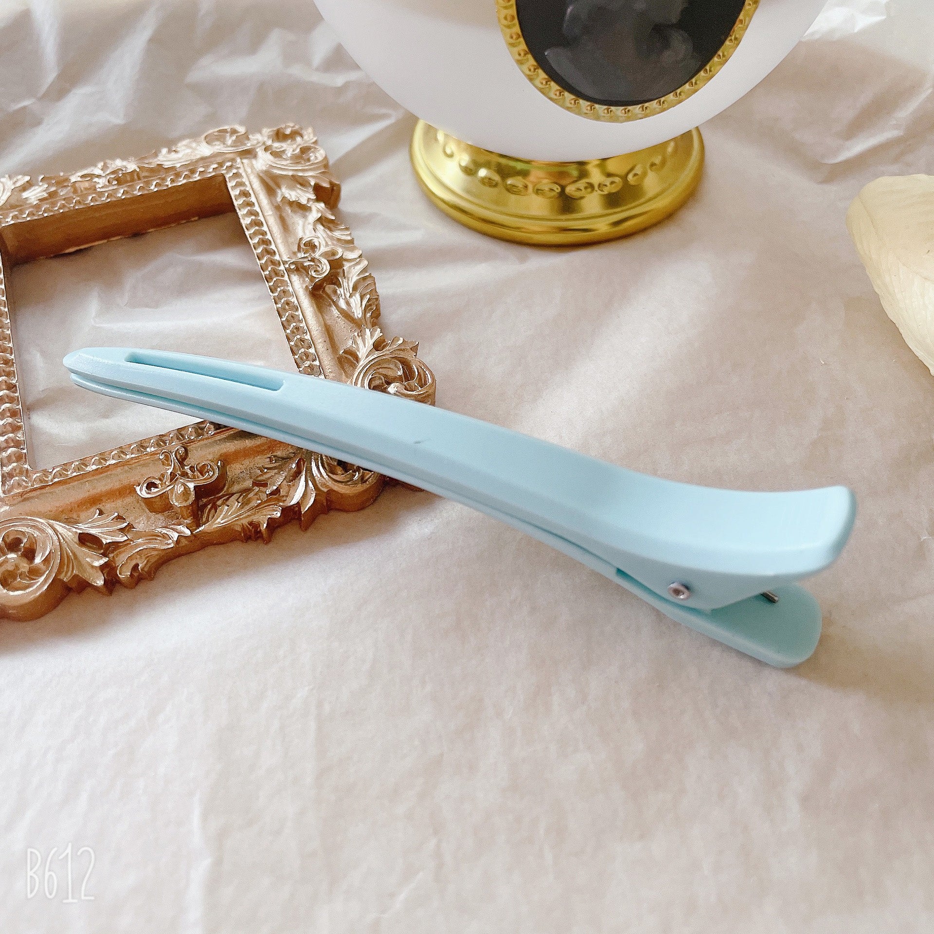 A light blue traceless duck beak hair clip shown in detail