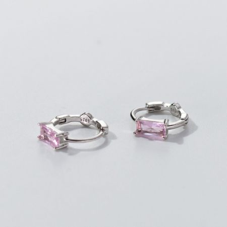 De 925 sterling zilveren stempel is zichtbaar op deze roze zirkon huggie oorbellen.