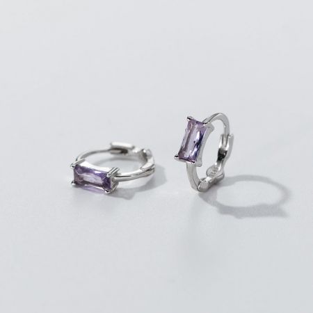 Prachtige paarse zirkon edelstenen gezet in gepolijste sterling zilveren hoops.