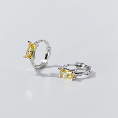 Gedetailleerd uitzicht op de gele zirkon sterling zilveren creolen.