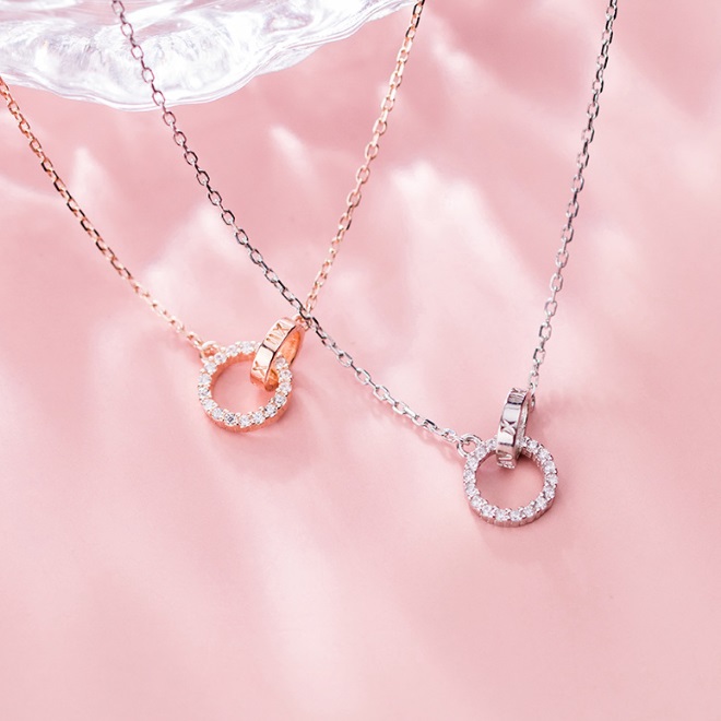 Both silver and rose gold options for the interlink circle necklace