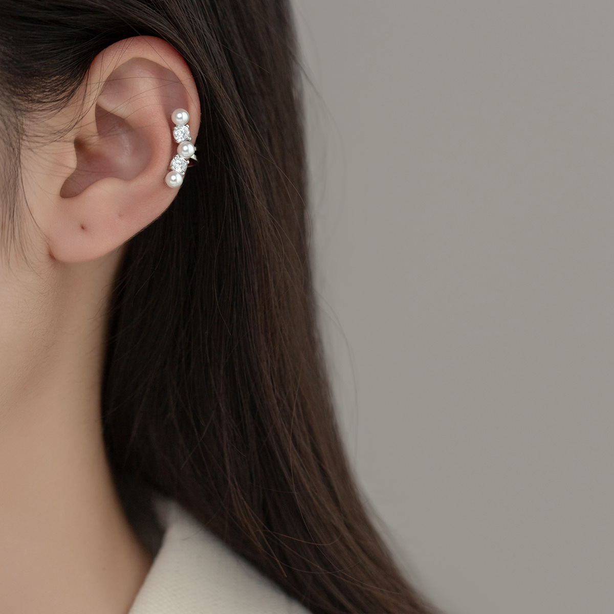 Detailed close-up of a 925 silver non-pierced ear cuff with pearl and cubic zirconia.