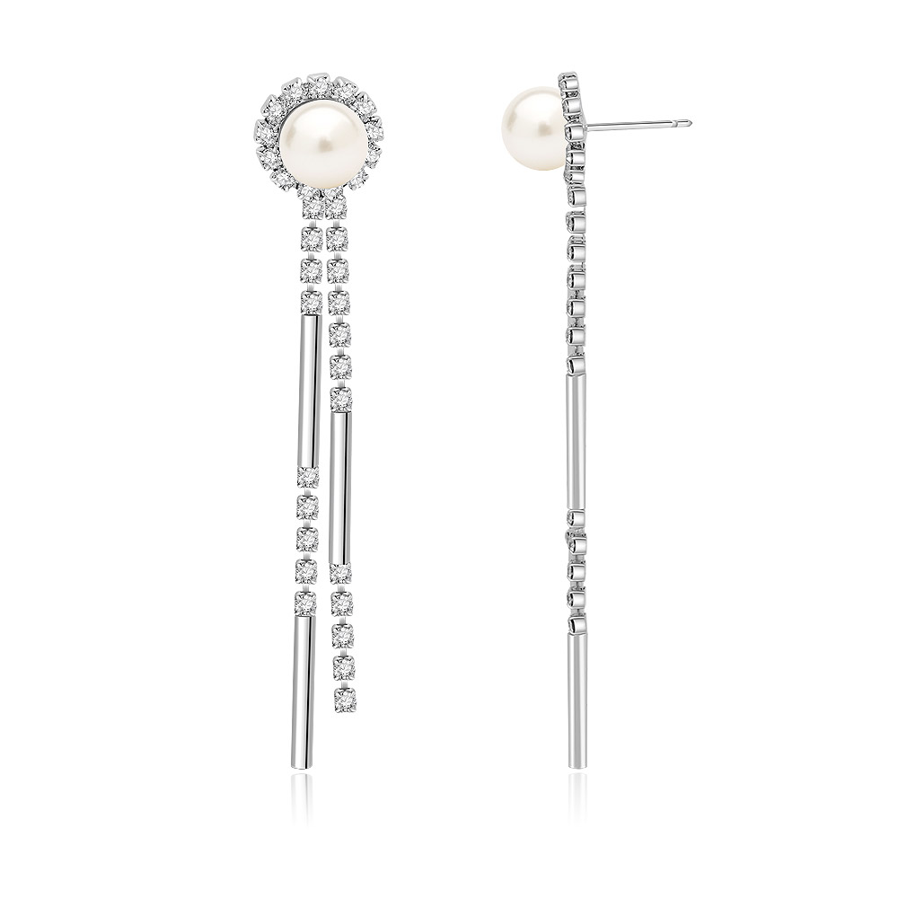 A modern and sophisticated view of the pearl and chain drop earrings