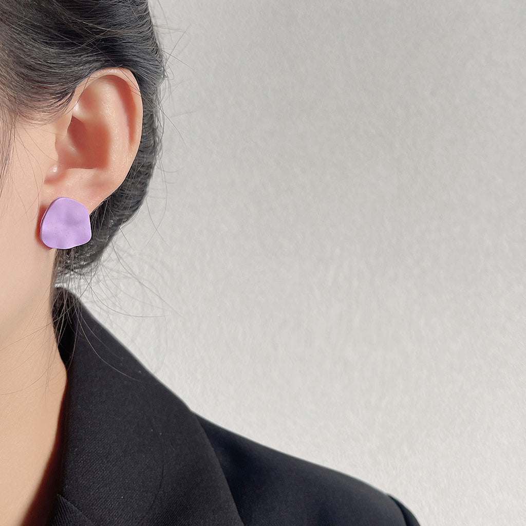 A model wearing the chic purple matte enamel stud earring.
