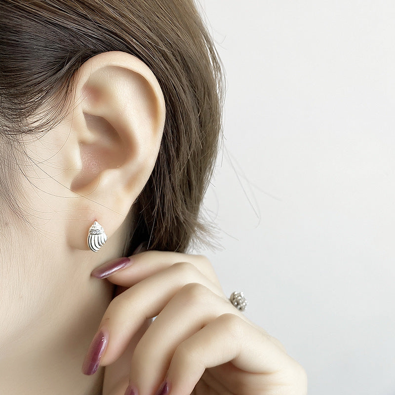 A model showcasing the versatile style of the 925 sterling silver seashell earring.