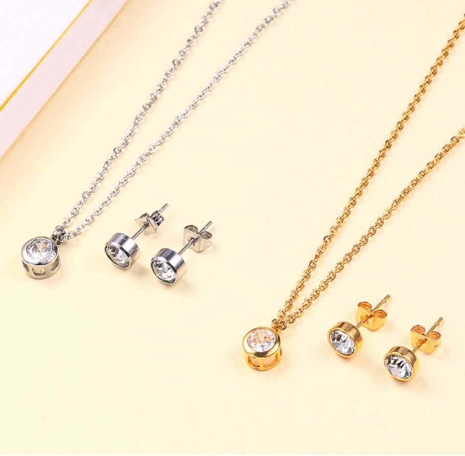 Both silver and gold options for the Clear Round Solitaire Jewelry Set