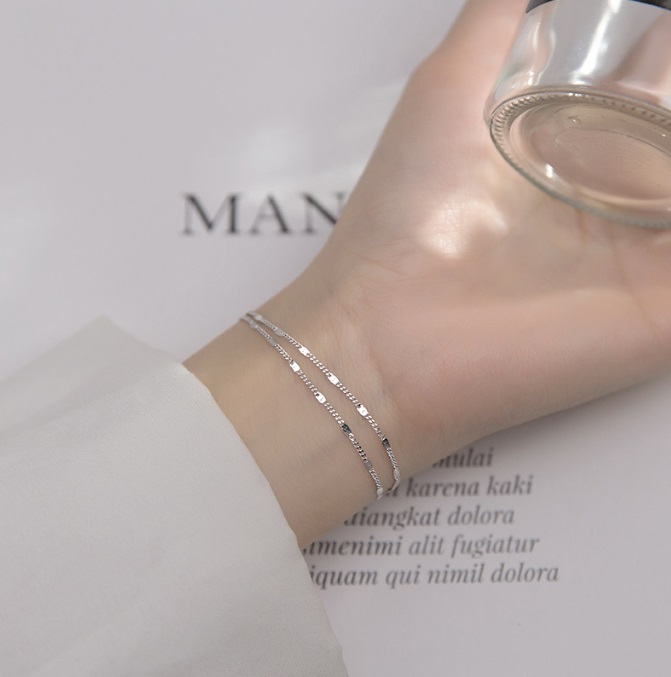 Detail of the sterling silver link chain construction