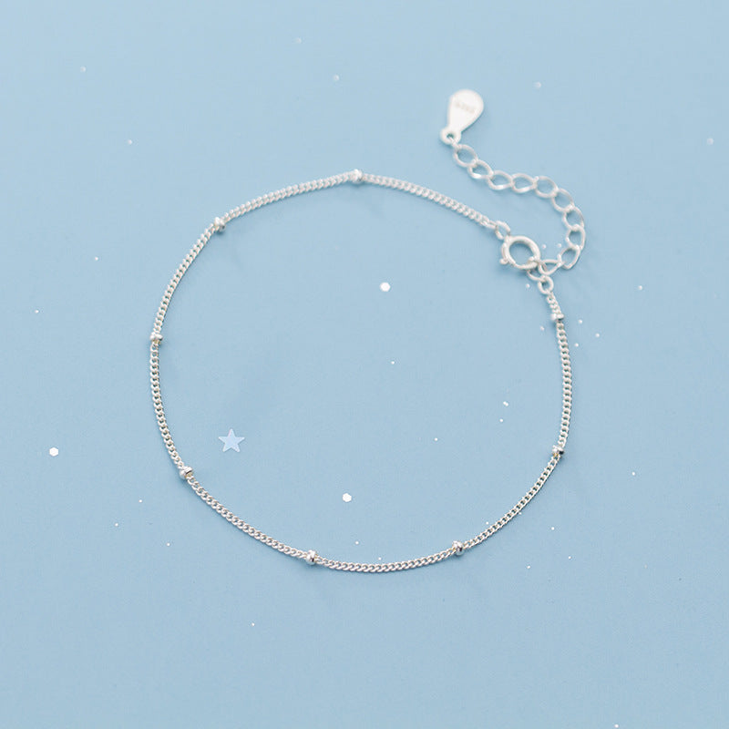 Detailed view of the classic silver 925 beaded bracelet