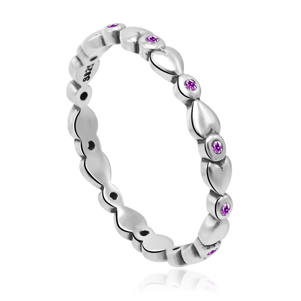 Detailed view of the heart link design