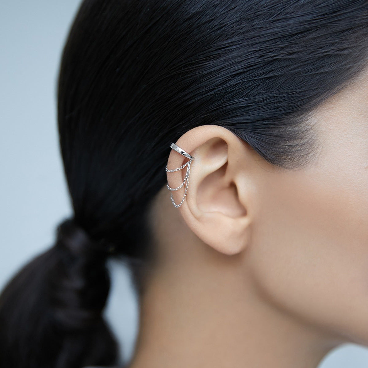Model showcasing the 925 sterling silver chain ear cuff for a stylish, non-pierced look.