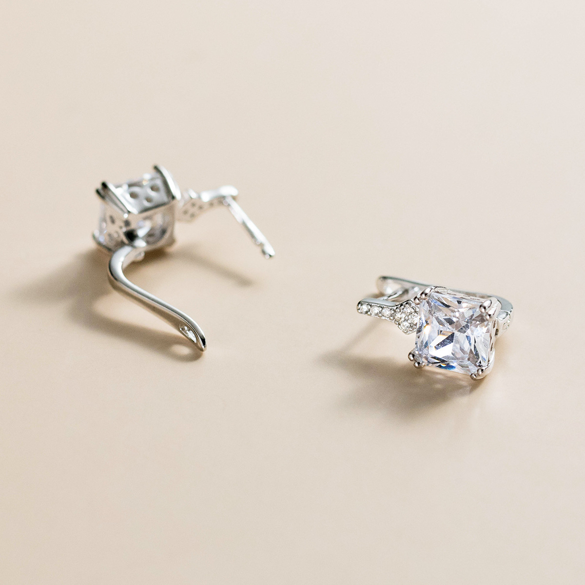 A pair of 925 silver earrings with brilliant-cut CZ stones in a four-prong setting