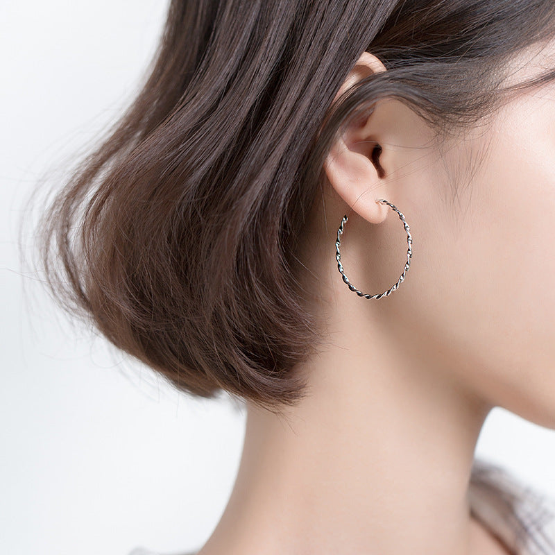 Model wearing the 925 silver twist rope C hoop earring