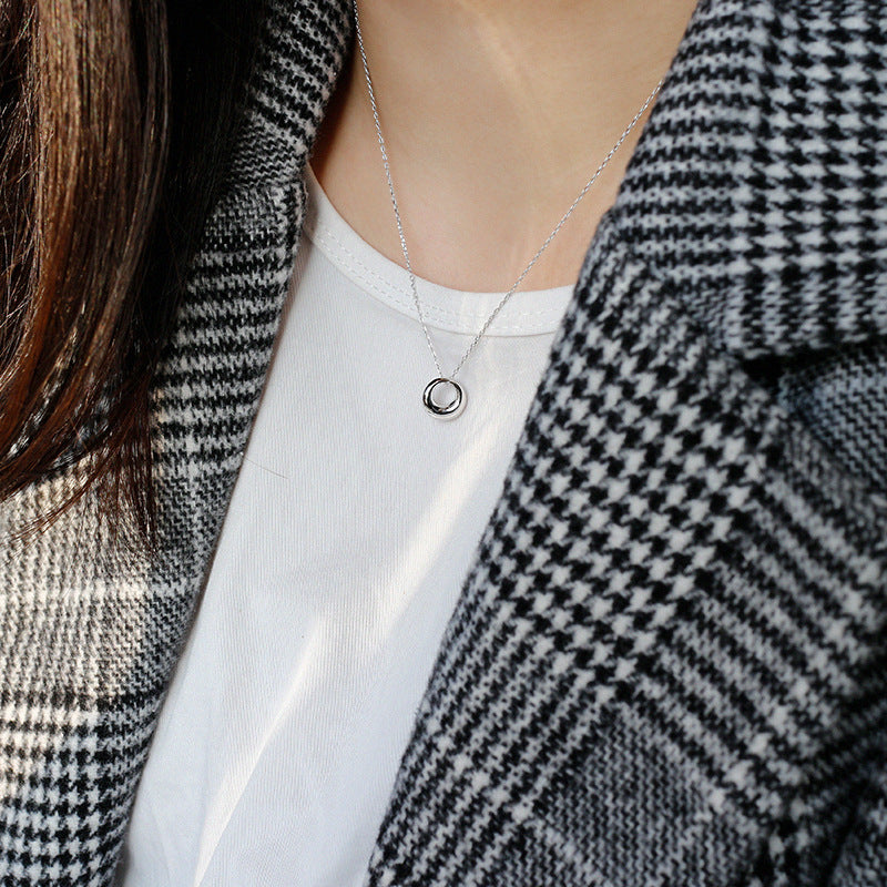 A model wears the minimalist 925 silver necklace, highlighting its modern aesthetic.