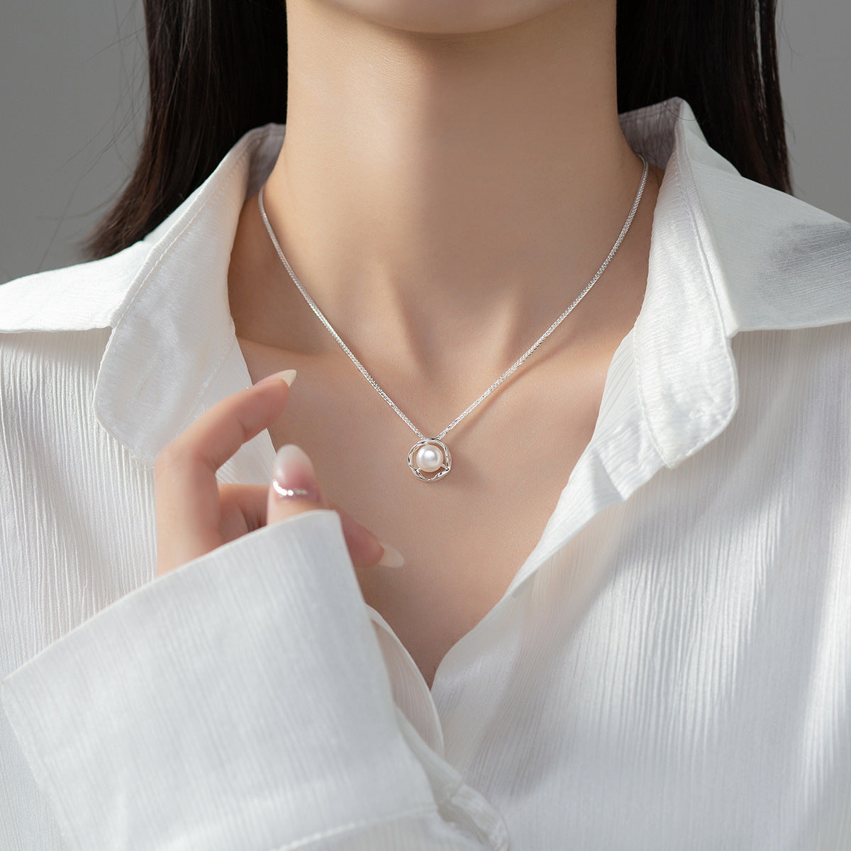 Detailed view of the 925 sterling silver pearl necklace chain