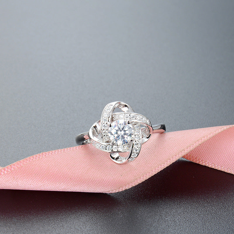 Detailed craftsmanship of the 925 sterling silver clover ring