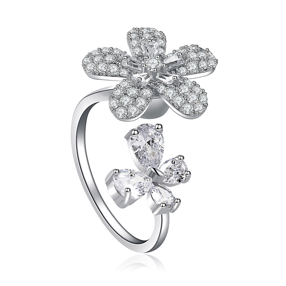 Top view of the dual floral clusters on the Butterfly and Daisy Spinning Ring