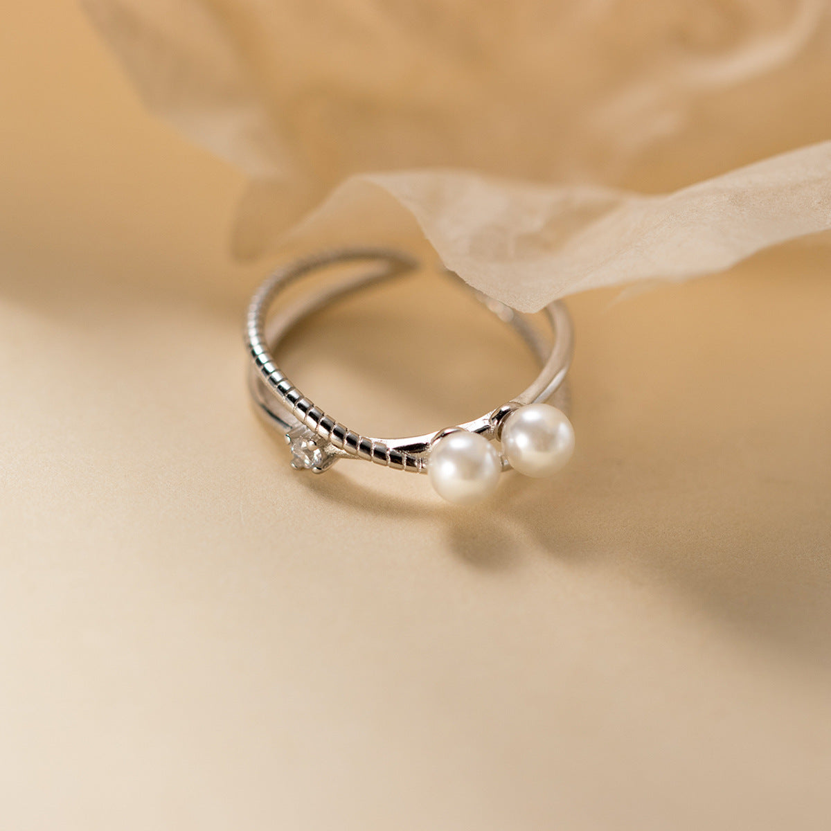 Detailed view of the crossover pearl ring