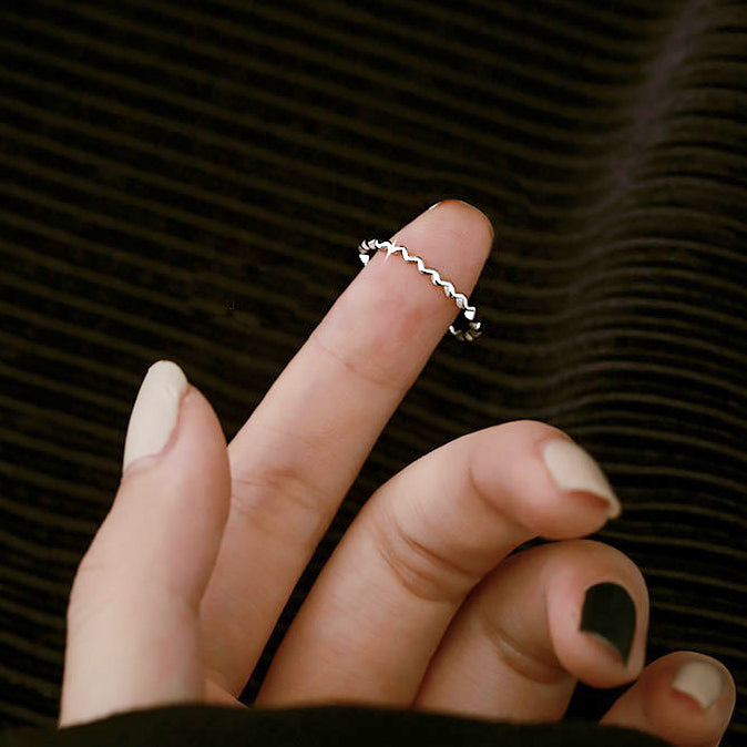 Detailed view of the wavy design on the 925 sterling silver ring.