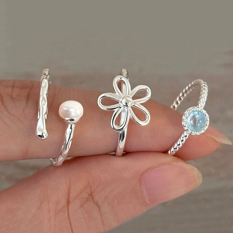 Una collezione di quattro anelli unici in argento sterling 925 del set da donna