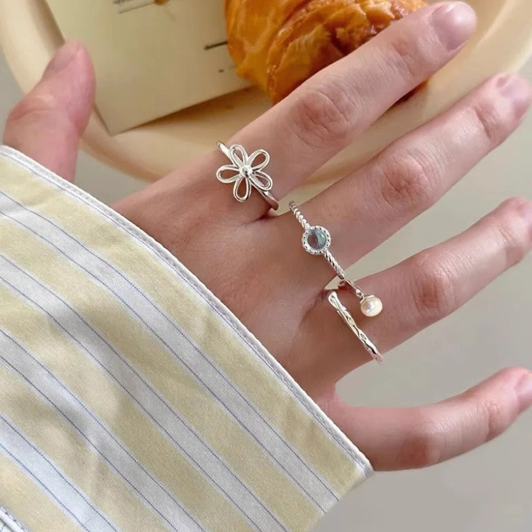 A model wearing the stackable 925 silver aquamarine ring set to showcase its style.