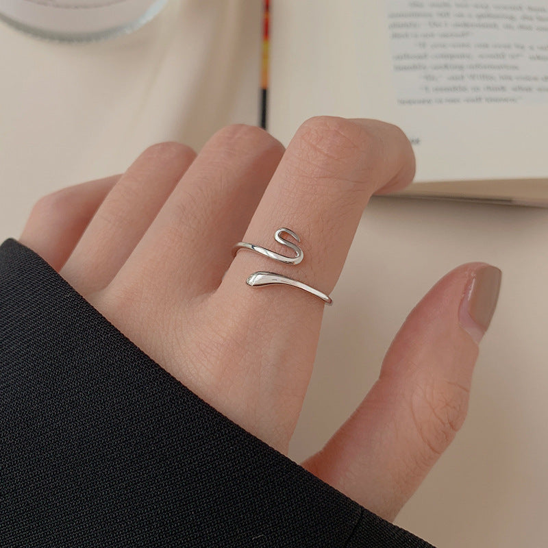 A person wearing the minimalist 925 sterling silver snake ring.
