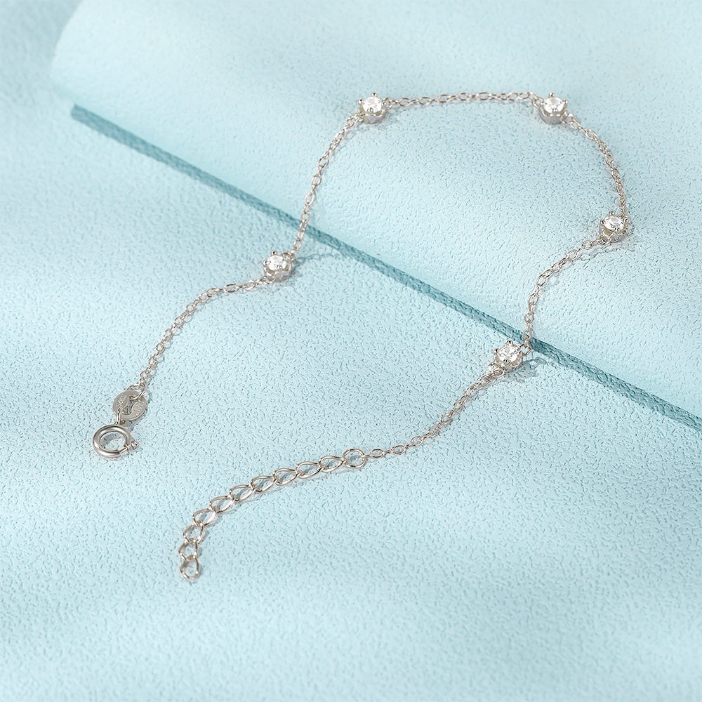 Detailed view of the 925 sterling silver chain and clasp on the 5-zircon bracelet