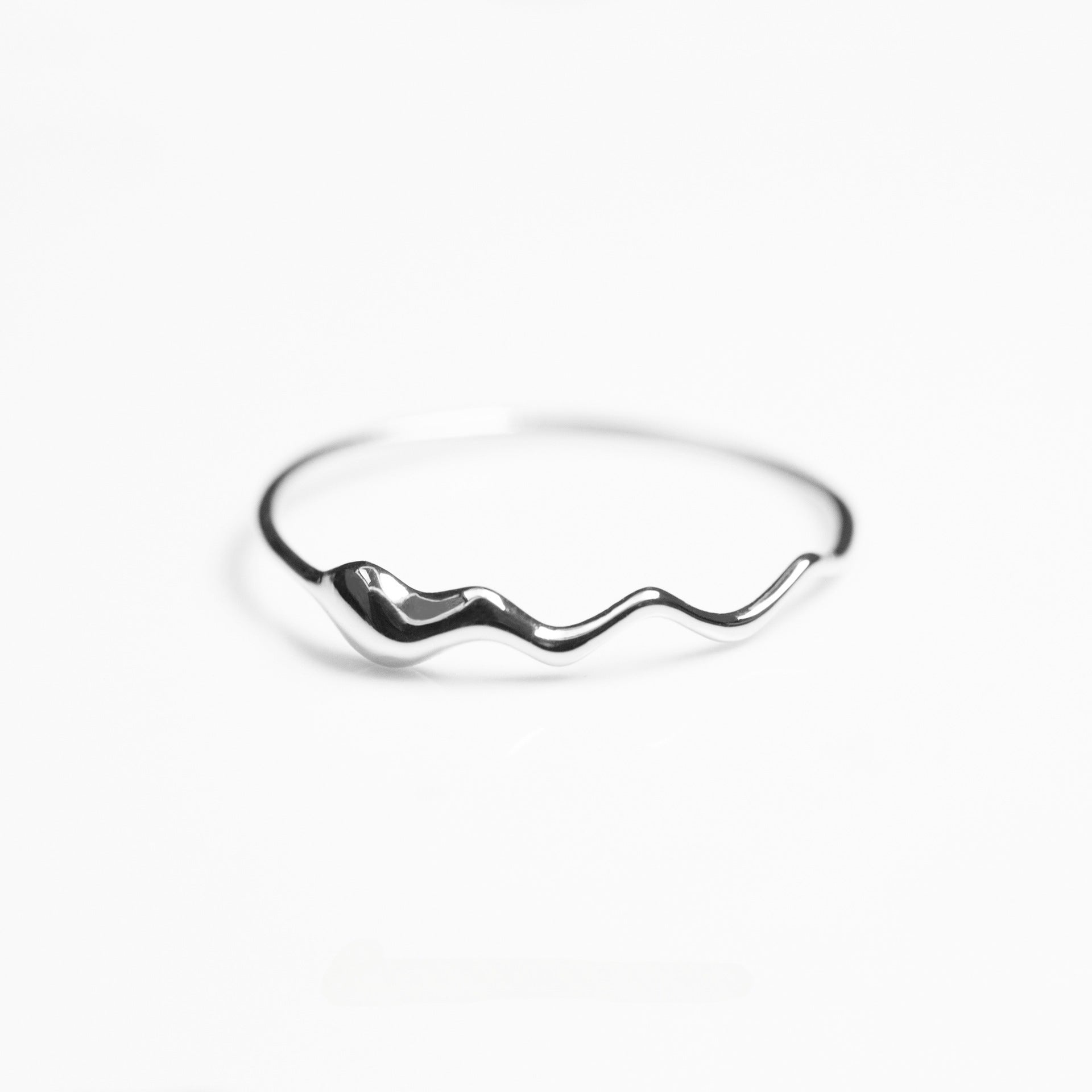 The wavy teardrop ring in a polished 925 sterling silver finish