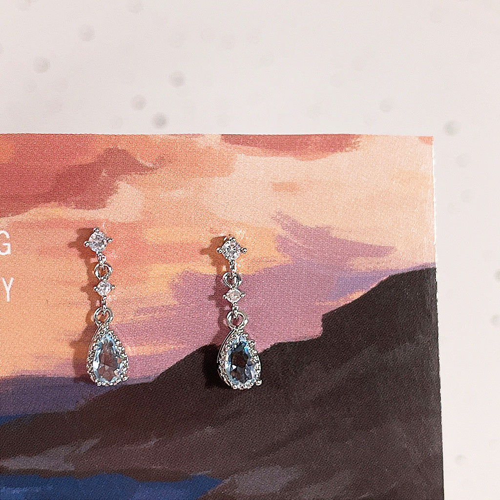 Detailed close-up of the silver plated zircon waterdrop earrings